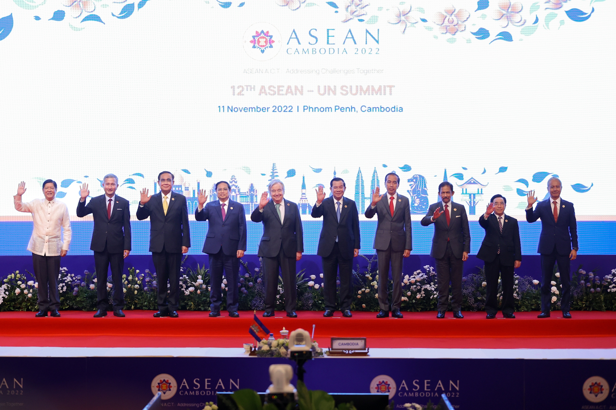 Thủ tướng tham dự Hội nghị Cấp cao ASEAN với các đối tác Trung Quốc, Hàn Quốc, LHQ - Ảnh 8. Thủ tướng tham dự Hội nghị Cấp cao ASEAN với các đối tác Trung Quốc, Hàn Quốc, LHQ - Ảnh 8.