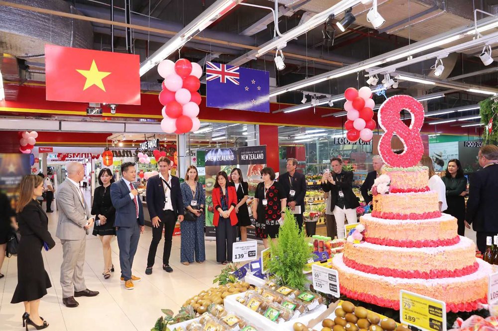 1-tong-lanh-su-quan-cung-cac-nha-cung-cap-new-zealand-tham-va-lam-viec-tai-winmart-times-city.jpg
