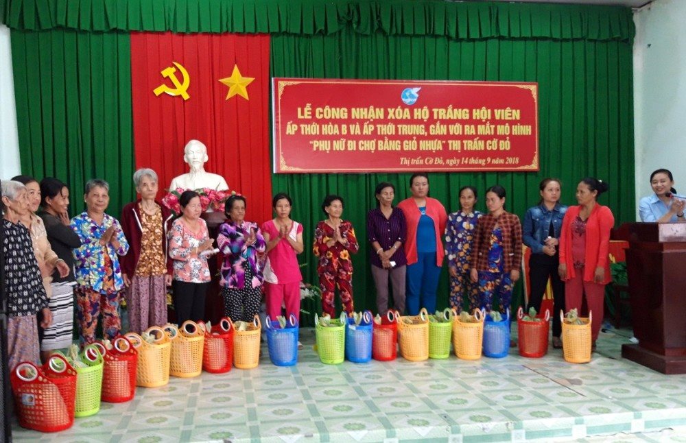 a1-hoi-lhpn-thi-tran-co-do-huyen-co-do-tp.-can-tho-ra-mat-mo-hinh-phu-nu-di-cho-bang-gio-nhua-gop-phan-bao-ve-moi-truong.jpg