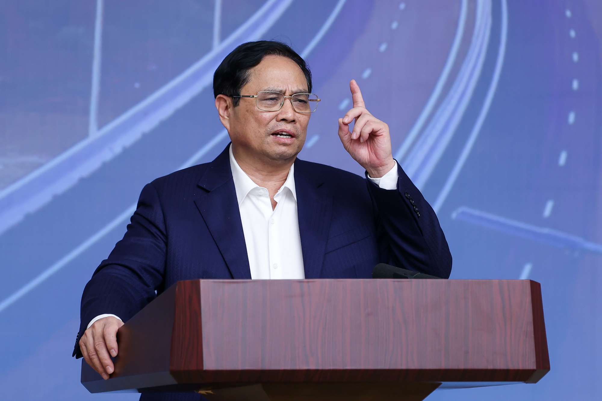 Thủ tướng: Phải đổi mới tư duy, cách tiếp cận, cách làm, cách ứng xử để triển khai các dự án, công trình giao thông - Ảnh 1. Thủ tướng: Phải đổi mới tư duy, cách tiếp cận, cách làm, cách ứng xử để triển khai các dự án, công trình giao thông - Ảnh 1.