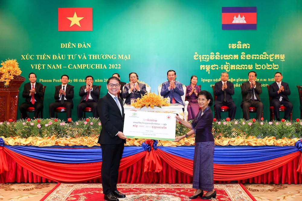 chu-tich-hdqt-thaco-trao-tang-bieu-trung-15-xe-kham-chua-benh-luu-dong-tri-gia-240.jpeg