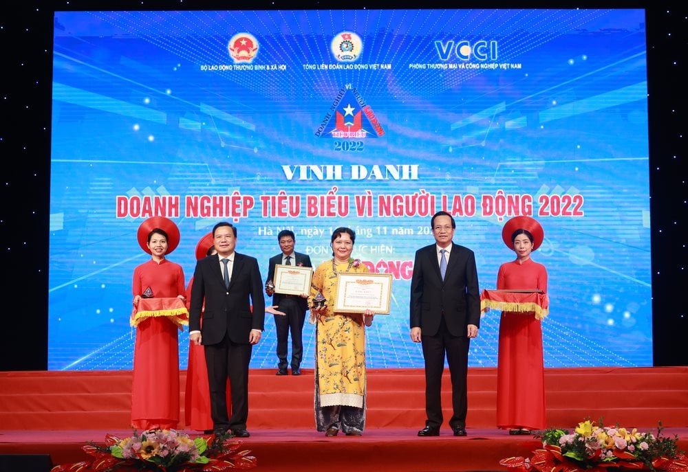 ba-truong-bich-dao-giam-doc-nhan-su-tai-nestle-viet-nam-dai-dien-doanh-nghiep-nhan-bang-khen-cua-bo-lao-dong-thuong-binh-xa-hoi_1-1-.jpg