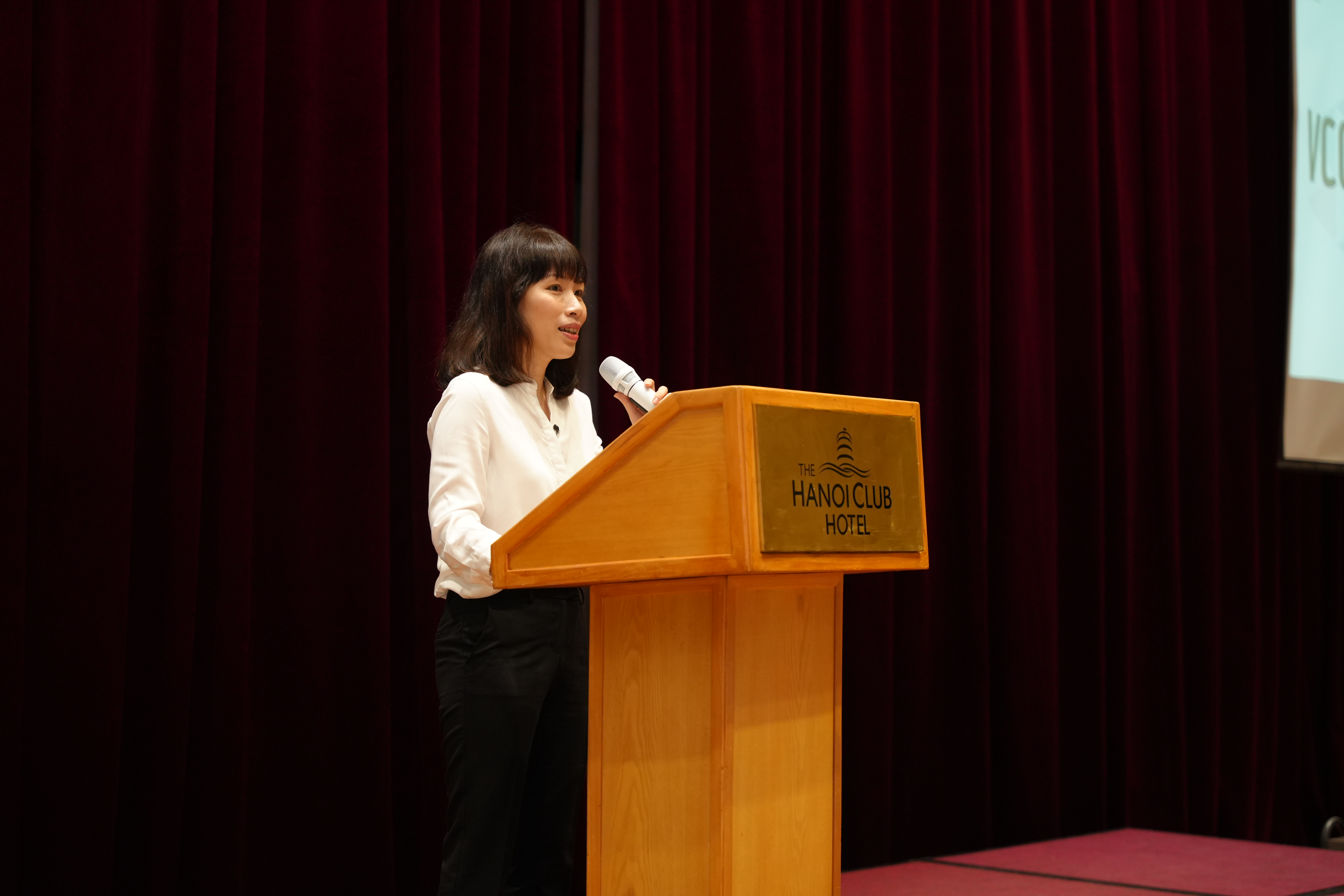 ba-pham-cam-nhung-chairwoman-cua-lien-minh-hanh-dong-vi-khi-hau-viet-nam-vcca-1-.jpg