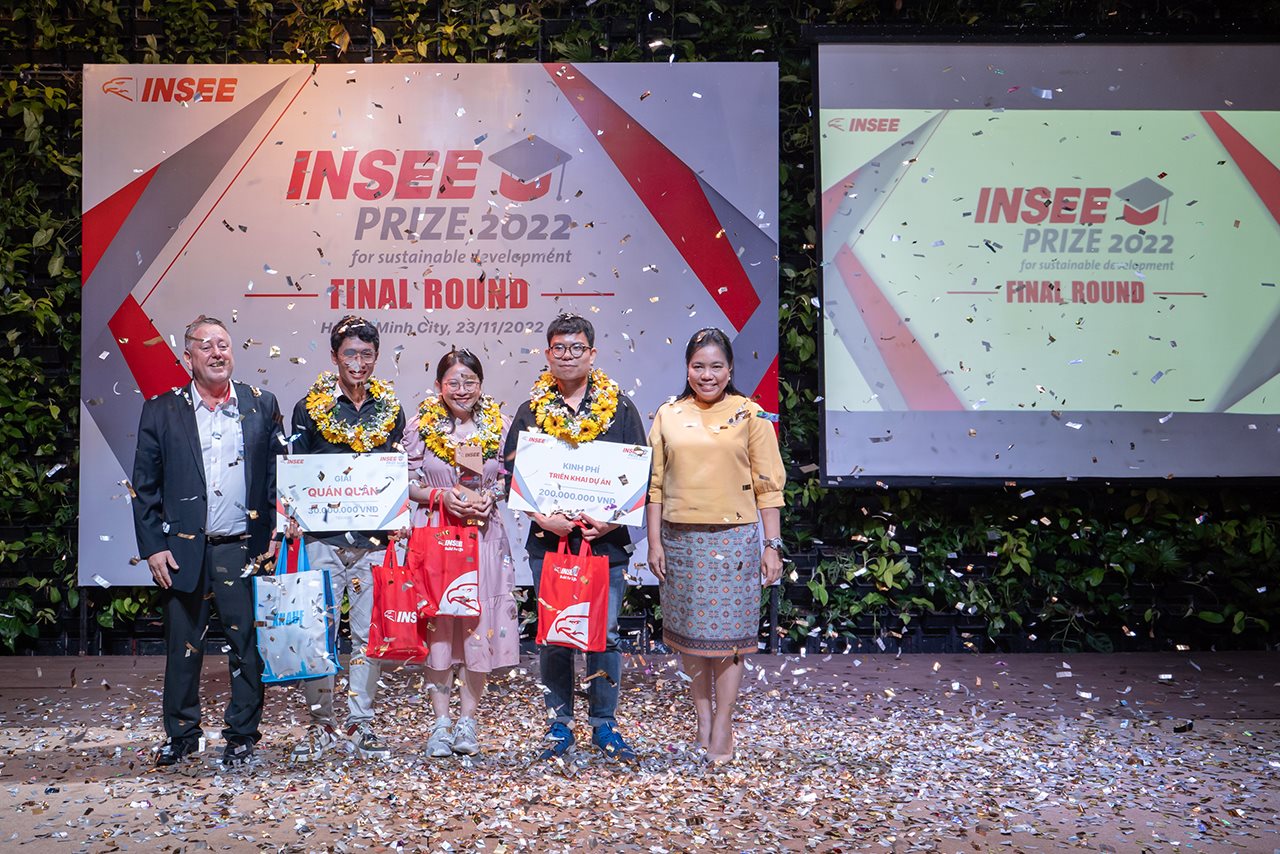 tong-lanh-su-quan-thai-lan-tai-thanh-pho-ho-chi-minh-trao-giai-quan-quan-insee-prize-2022-cho-de-tai-boost-bus-bip-bip-bip-.jpg