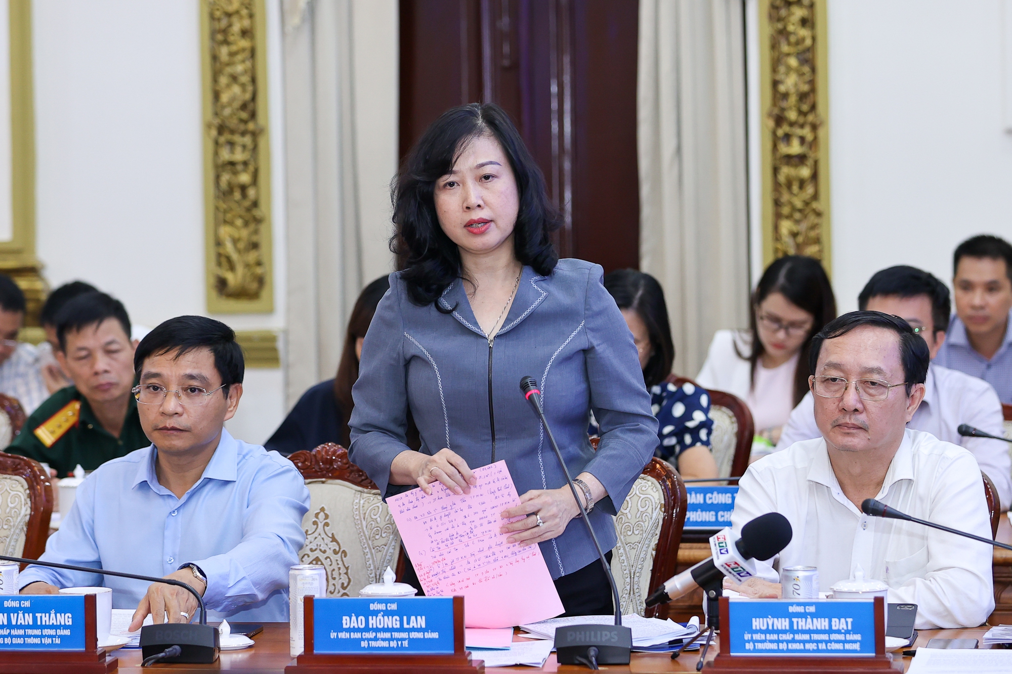 Thủ tướng: Chính phủ luôn đồng hành cùng thành phố tháo gỡ khó khăn, vướng mắc - Ảnh 4. Thủ tướng: Chính phủ luôn đồng hành cùng thành phố tháo gỡ khó khăn, vướng mắc - Ảnh 4.