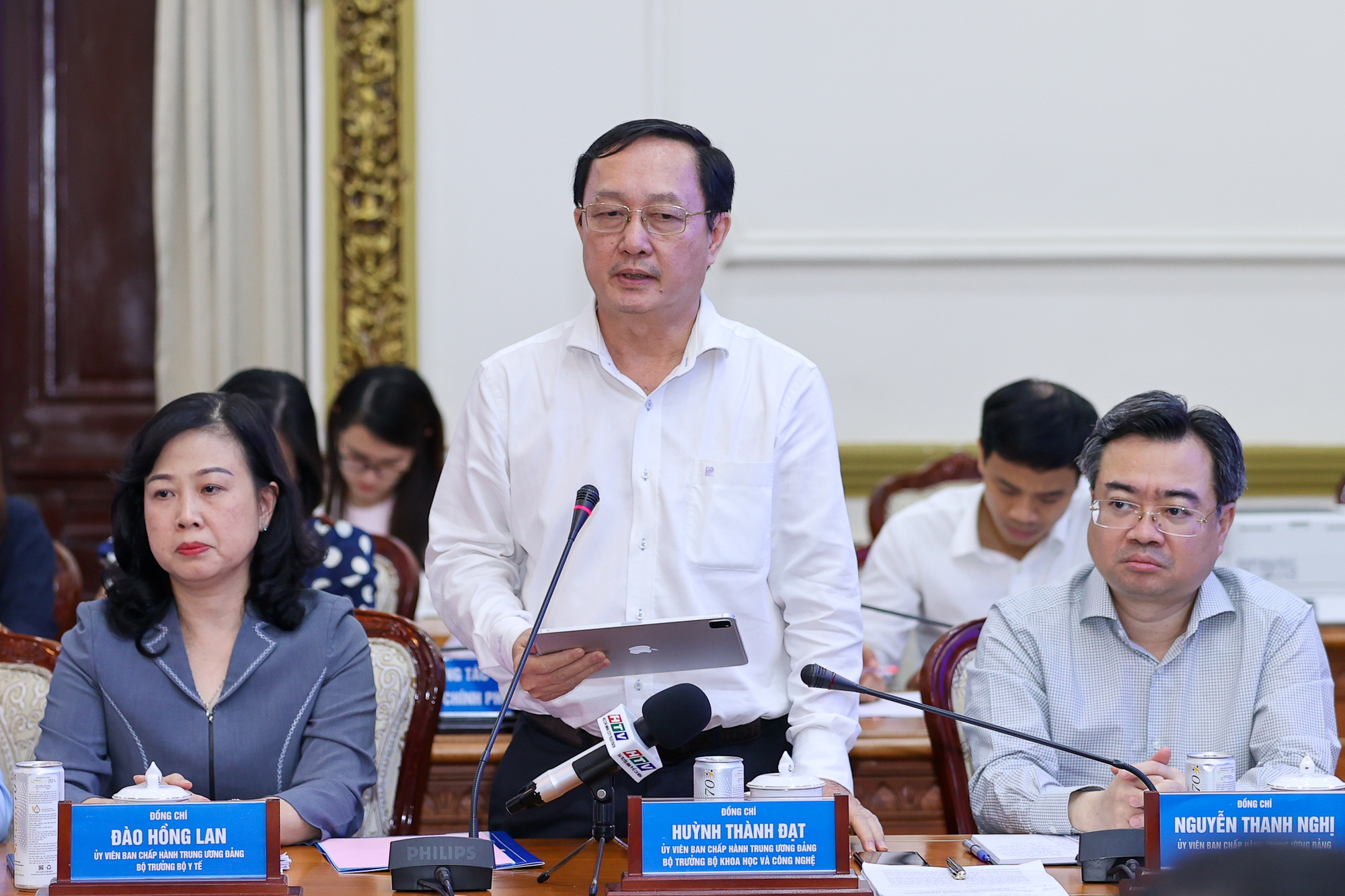 Thủ tướng: Chính phủ luôn đồng hành cùng thành phố tháo gỡ khó khăn, vướng mắc - Ảnh 5. Thủ tướng: Chính phủ luôn đồng hành cùng thành phố tháo gỡ khó khăn, vướng mắc - Ảnh 5.
