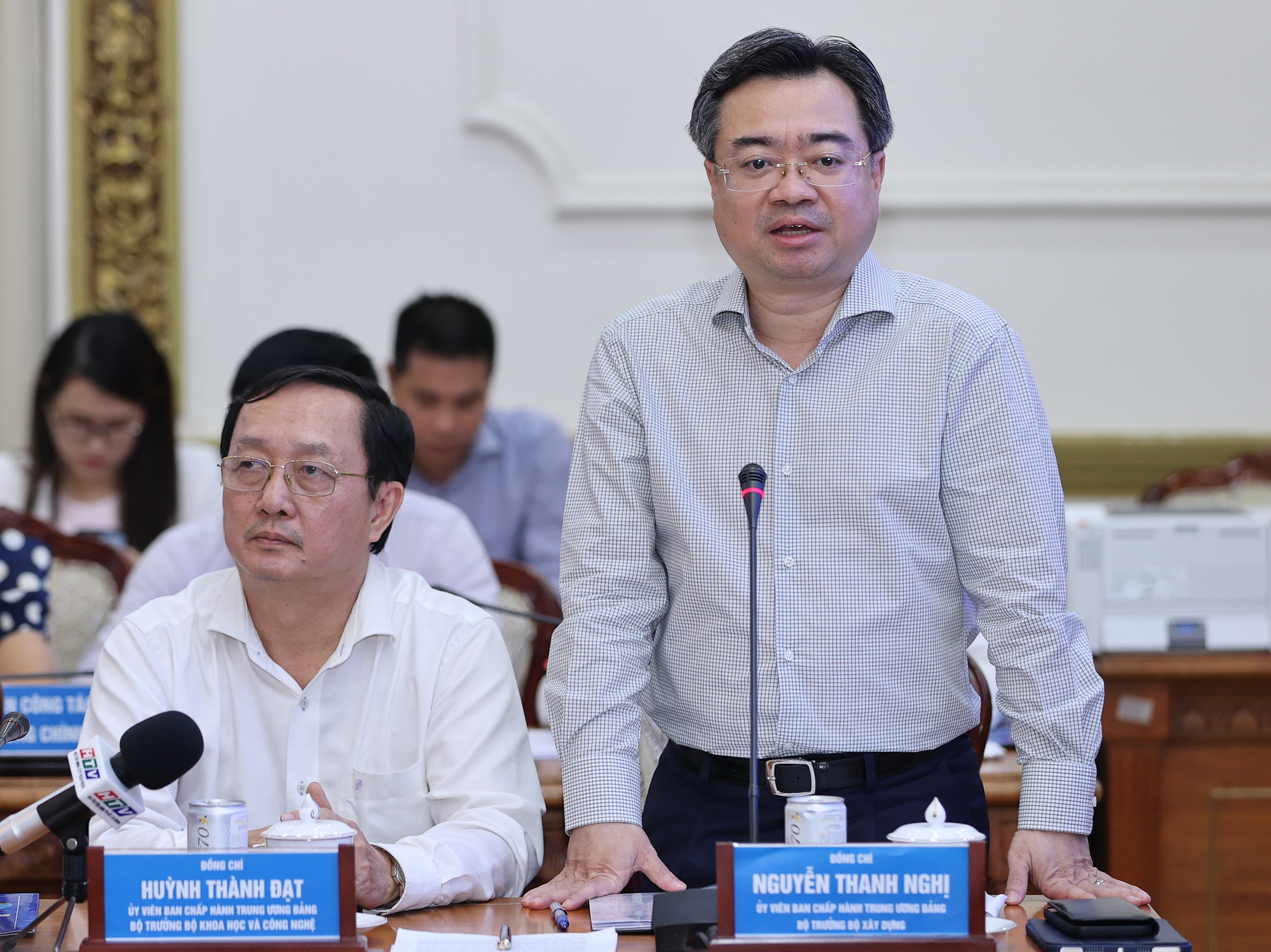 Thủ tướng: Chính phủ luôn đồng hành cùng thành phố tháo gỡ khó khăn, vướng mắc - Ảnh 6. Thủ tướng: Chính phủ luôn đồng hành cùng thành phố tháo gỡ khó khăn, vướng mắc - Ảnh 6.