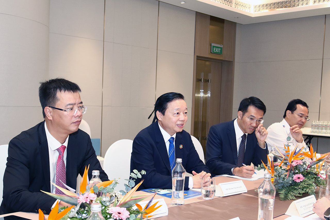 bt-tran-hong-ha.jpg