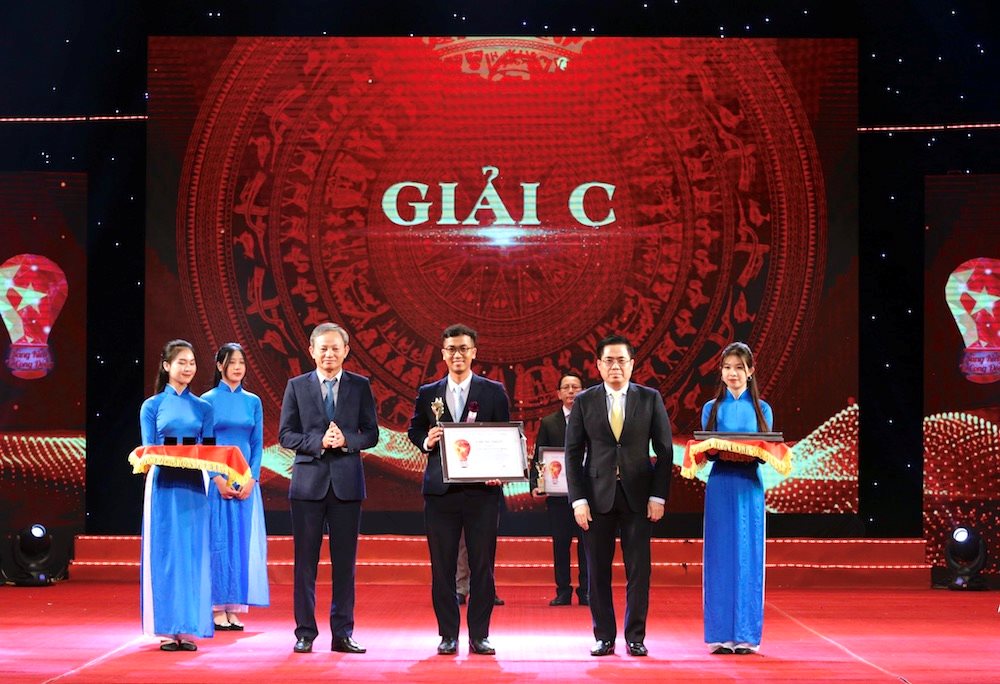dai-dien-nhom-sang-kien-giai-phap-giam-sat-tu-dong-qua-trinh-ghi-chi-so-phuc-tra-chi-so-truoc-khi-phat-hanh-hoa-don-tien-dien-tai-cty-tnhh-mtv-dien-luc-da-nang-nhan-giai-c.jpg