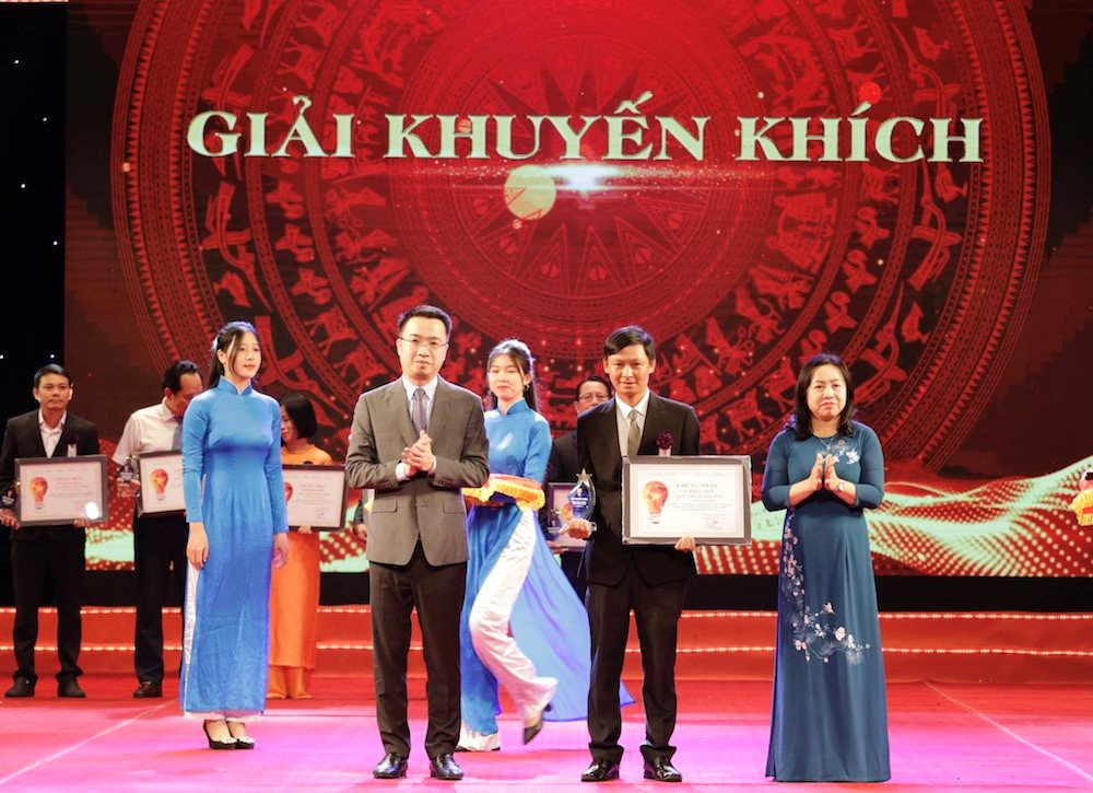 dai-dien-nhom-sang-kien-ung-dung-thuat-toan-tim-duong-va-thong-ke-du-lieu-tu-xa-tu-dong-phan-tich-canh-bao-khach-hang-co-dien-ap-thap-nhan-giai-khuyen-khich.jpg