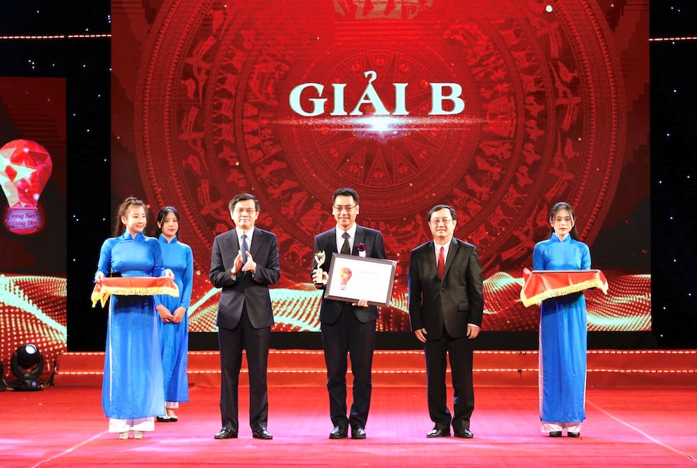 dai-dien-nhom-sang-kien-xay-dung-he-thong-tra-cuu-chi-so-cong-to-va-chu-dong-canh-bao-san-luong-dien-bat-thuong-nhan-giai-b.jpg