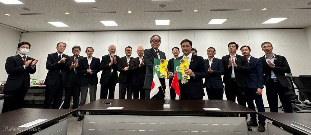 ong-nguyen-thanh-tung-pho-tgd-pvcfc-va-ong-hiroshi-fujita-pho-tgd-toyo-engineering-corporation-dai-dien-hai-don-vi-ky-ket-hop-tac20221209145514.jpg
