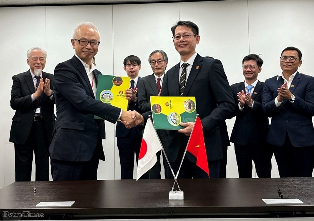 ong-tran-chi-nguyen-pho-tgd-pvcfc-va-ong-shinkichi-shoji-pho-giam-doc-ky-thuat-toyo-engineering-corporation-vui-ve-chung-kien-le-ky-ket-hop-tac20221209145516.jpg