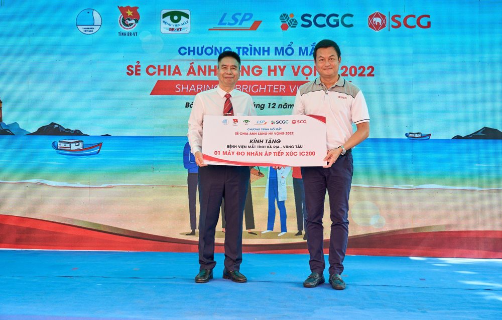 hinh-2-ong-praween-wirotpan-giam-doc-doi-ngoai-cong-ty-tnhh-scg-viet-nam-trao-tang-trang-thiet-bi-y-te-cho-benh-vien-mat-ba-ria-vung-tau..jpg