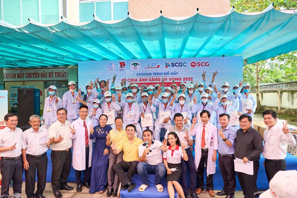 hinh-3-nguoi-dan-dia-phuong-phan-khoi-khi-co-lai-anh-sang-sau-khi-mo-co-co-hoi-kham-sang-loc-kip-thoi-phat-hien-va-dieu-tri-cac-benh-ve-mat-thong-qua-chuong-trinh..jpg