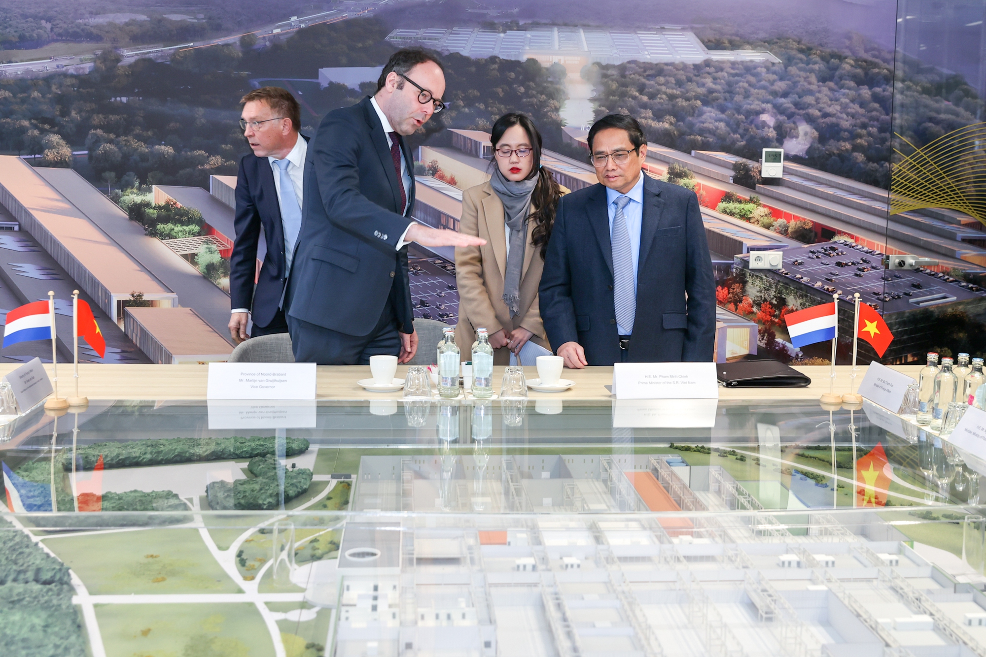 Thủ tướng thăm 'thung lũng Silicon' của châu Âu, đề nghị Hà Lan hỗ trợ xây dựng Brainport tại Hà Nội - Ảnh 2. Thủ tướng thăm 'thung lũng Silicon' của châu Âu, đề nghị Hà Lan hỗ trợ xây dựng Brainport tại Hà Nội - Ảnh 2.