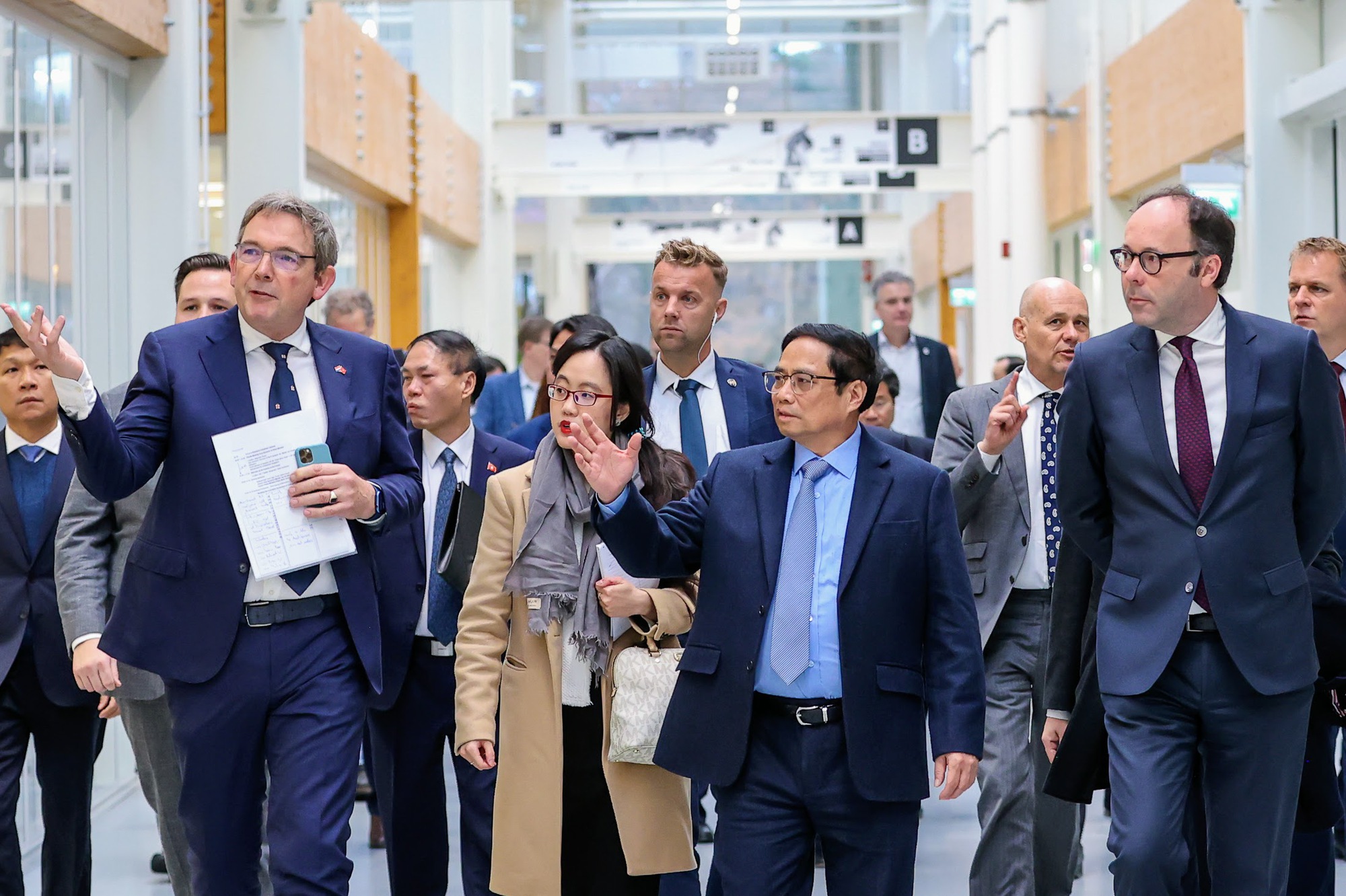 Thủ tướng thăm 'thung lũng Silicon' của châu Âu, đề nghị Hà Lan hỗ trợ xây dựng Brainport tại Hà Nội - Ảnh 5. Thủ tướng thăm 'thung lũng Silicon' của châu Âu, đề nghị Hà Lan hỗ trợ xây dựng Brainport tại Hà Nội - Ảnh 5.