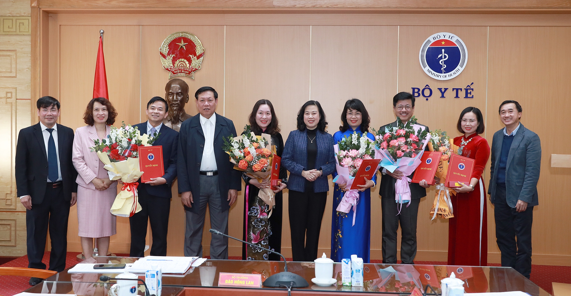 Bộ Y tế công bố quyết định bổ nhiệm nhân sự tại các đơn vị thuộc Bộ - Ảnh 1. Bộ Y tế công bố quyết định bổ nhiệm nhân sự tại các đơn vị thuộc Bộ - Ảnh 1.