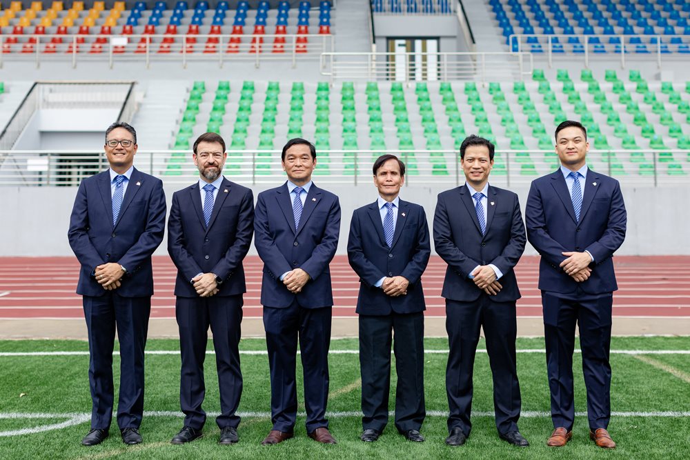 1-tien-si-nguyen-cong-phu-chup-anh-cung-cac-thanh-vien-hdqt-hoa-binh.jpg