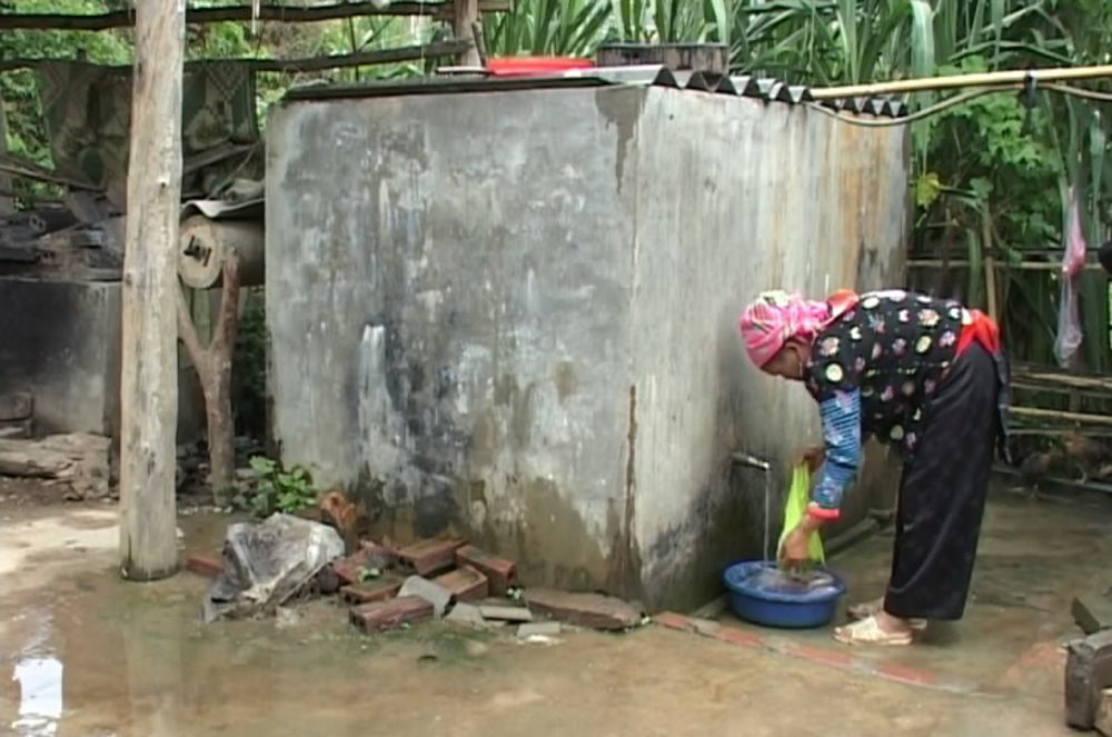 anh-2.-nguoi-dan-ban-huoi-tong-xa-hang-lia-huyen-dien-bien-dong-duoc-dap-ung-nhu-cau-nuoc-an-va-sinh-hoat.jpg