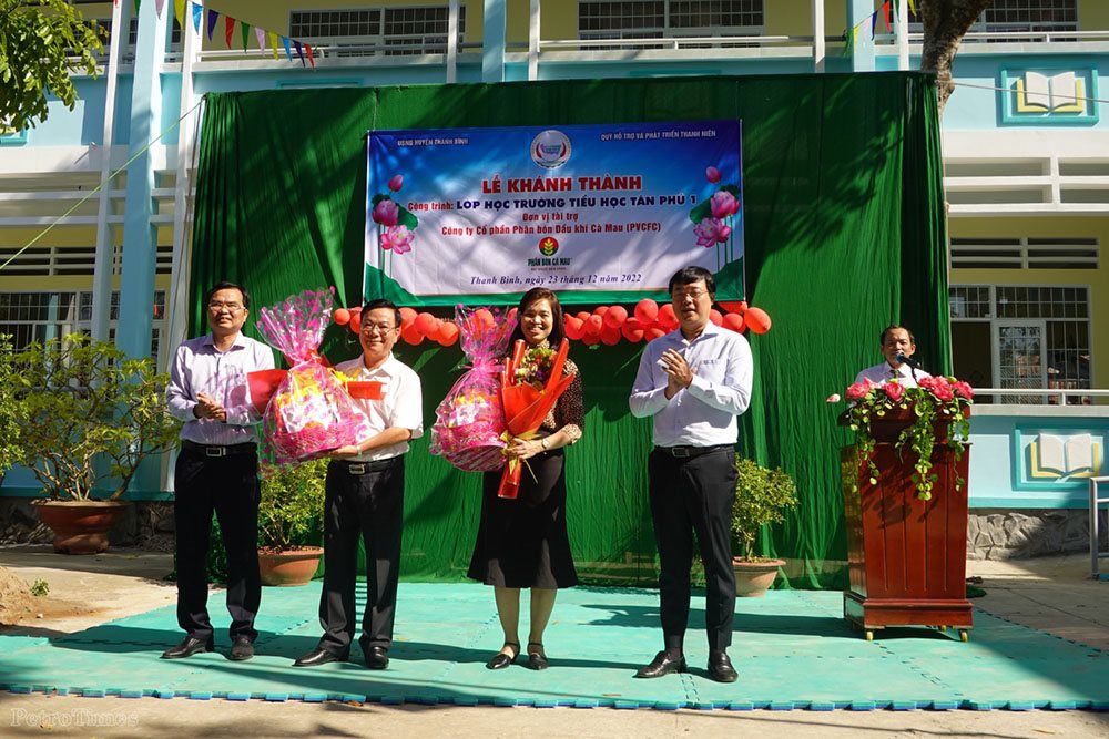 ong-le-quoc-phong-uv-bch-tw-dang-bi-thu-tinh-uy-dong-thap-trao-hoa-cam-on-cho-pvcfc20221223182604.jpeg