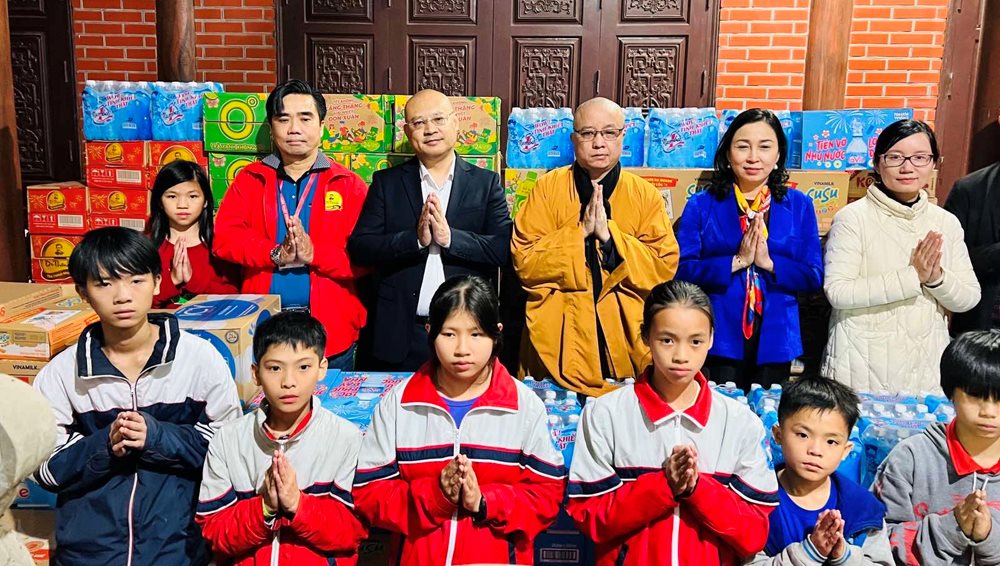 ba-dinh-thi-lua-pho-bi-thu-thuong-truc-tinh-uy-ha-nam-ong-hoang-manh-ha-tong-bien-tap-bao-tn-mt-cung-doan-tu-thien-chup-hinh-luu-niem-voi-dai-duc-thich-viet-hoa-va-mot-so-em-nho-o-chua-thinh-dai..jpg