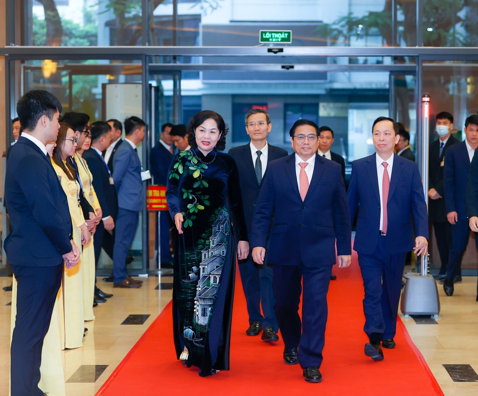 Thủ tướng: Bảo đảm an ninh tiền tệ, an toàn hệ thống và thanh khoản ngân hàng thông suốt trong mọi tình huống - Ảnh 2. Thủ tướng: Bảo đảm an ninh tiền tệ, an toàn hệ thống và thanh khoản ngân hàng thông suốt trong mọi tình huống - Ảnh 2.