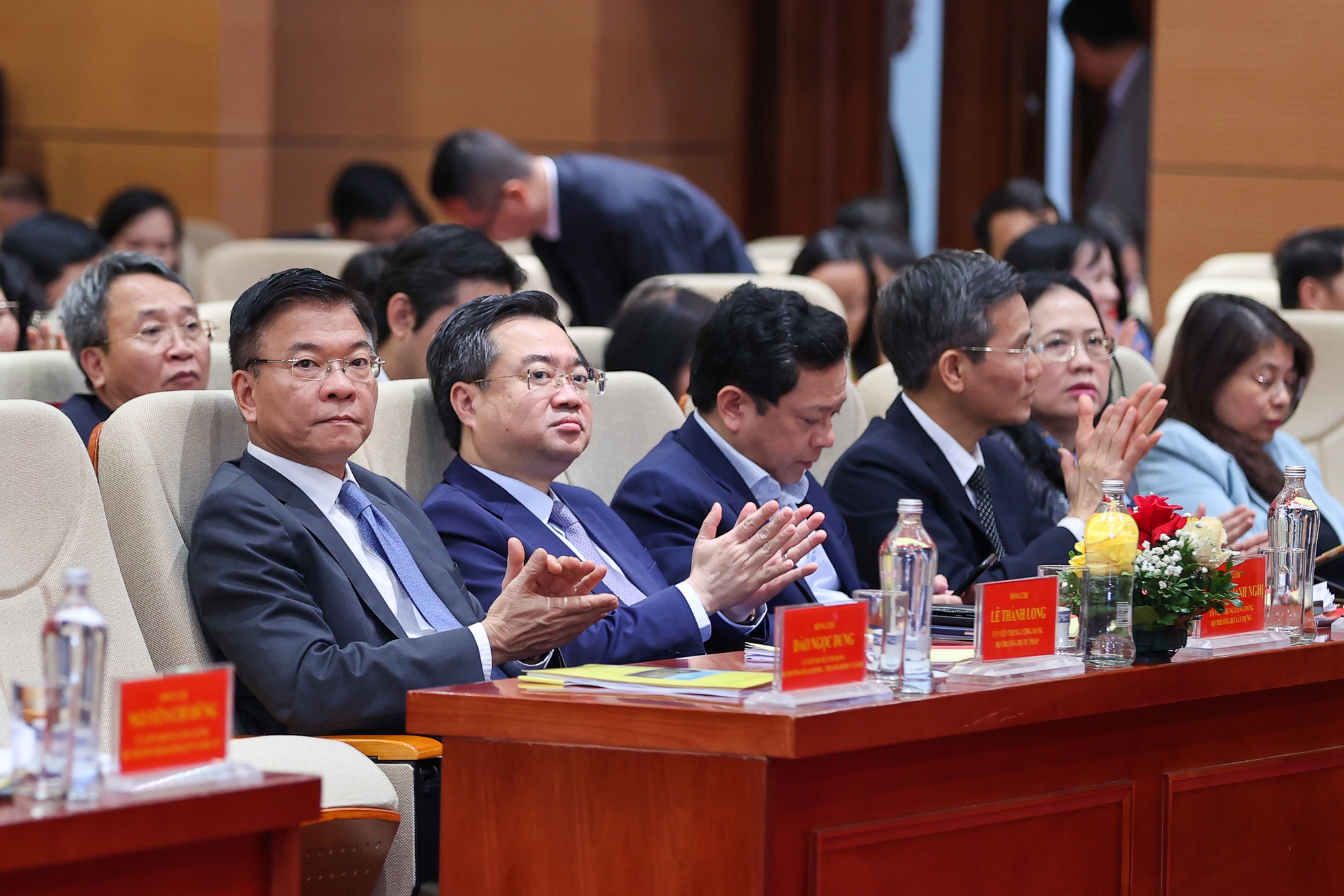 Thủ tướng: Bảo đảm an ninh tiền tệ, an toàn hệ thống và thanh khoản ngân hàng thông suốt trong mọi tình huống - Ảnh 4. Thủ tướng: Bảo đảm an ninh tiền tệ, an toàn hệ thống và thanh khoản ngân hàng thông suốt trong mọi tình huống - Ảnh 4.