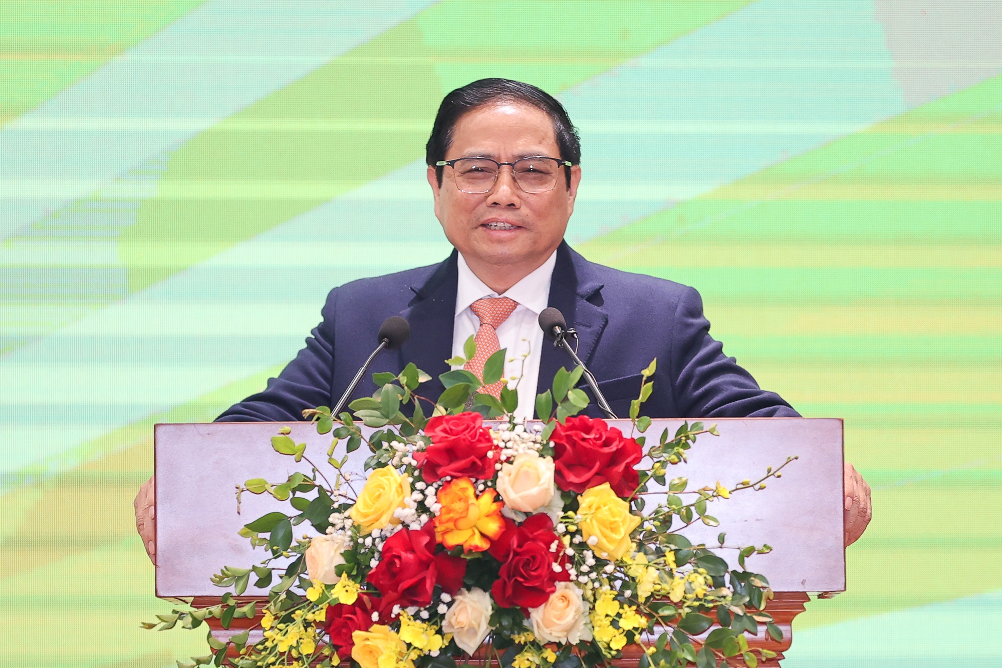 Thủ tướng: Bảo đảm an ninh tiền tệ, an toàn hệ thống và thanh khoản ngân hàng thông suốt trong mọi tình huống - Ảnh 1. Thủ tướng: Bảo đảm an ninh tiền tệ, an toàn hệ thống và thanh khoản ngân hàng thông suốt trong mọi tình huống - Ảnh 1.