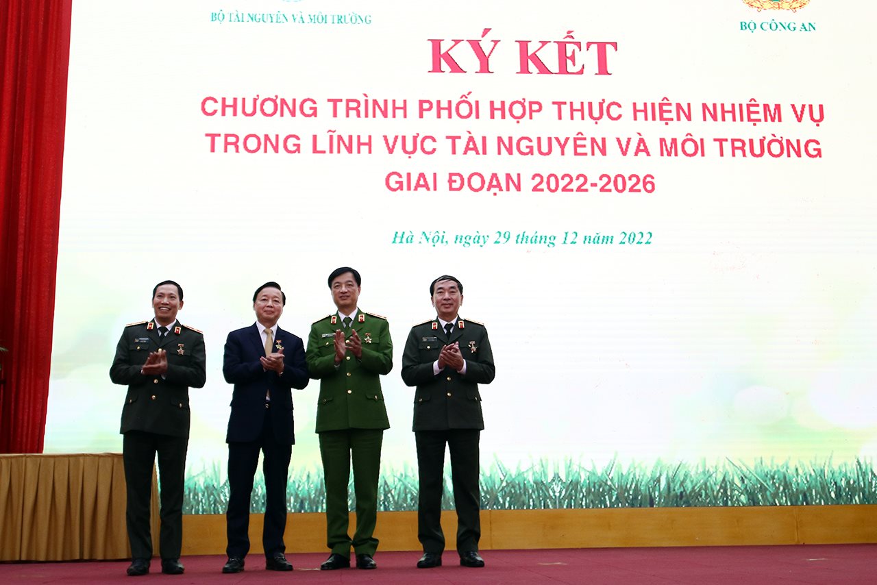 small_trao-huy-chuong-tnmt.jpg