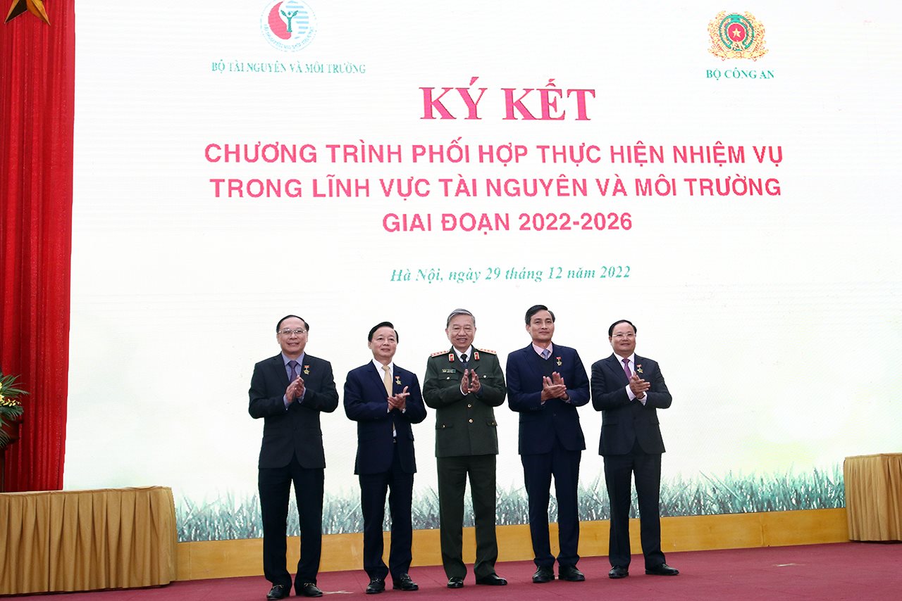 small_trao-huy-hieu-ca.jpg