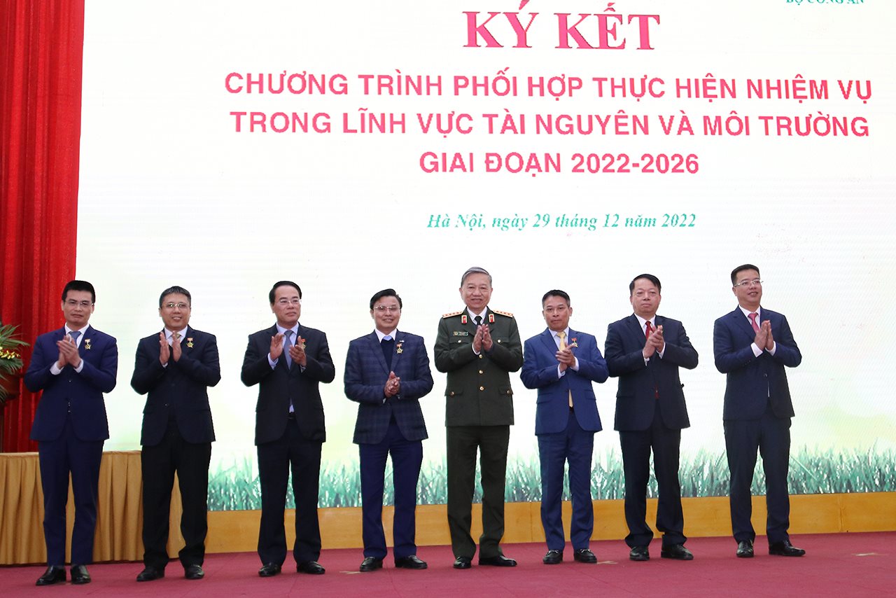 small_trao-huy-hieu-ca1.jpg