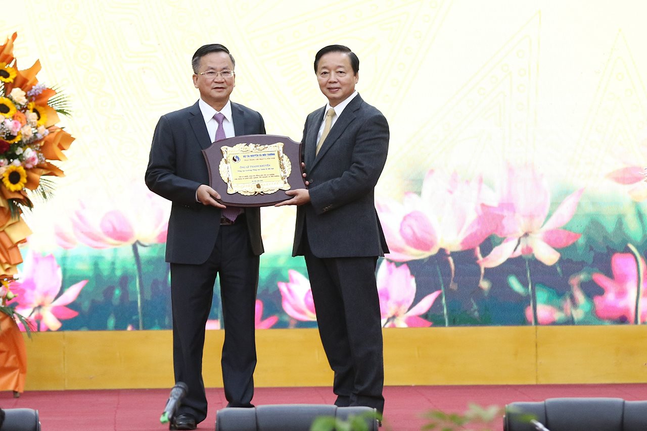 small_bt-trao-bieu-trung.jpg