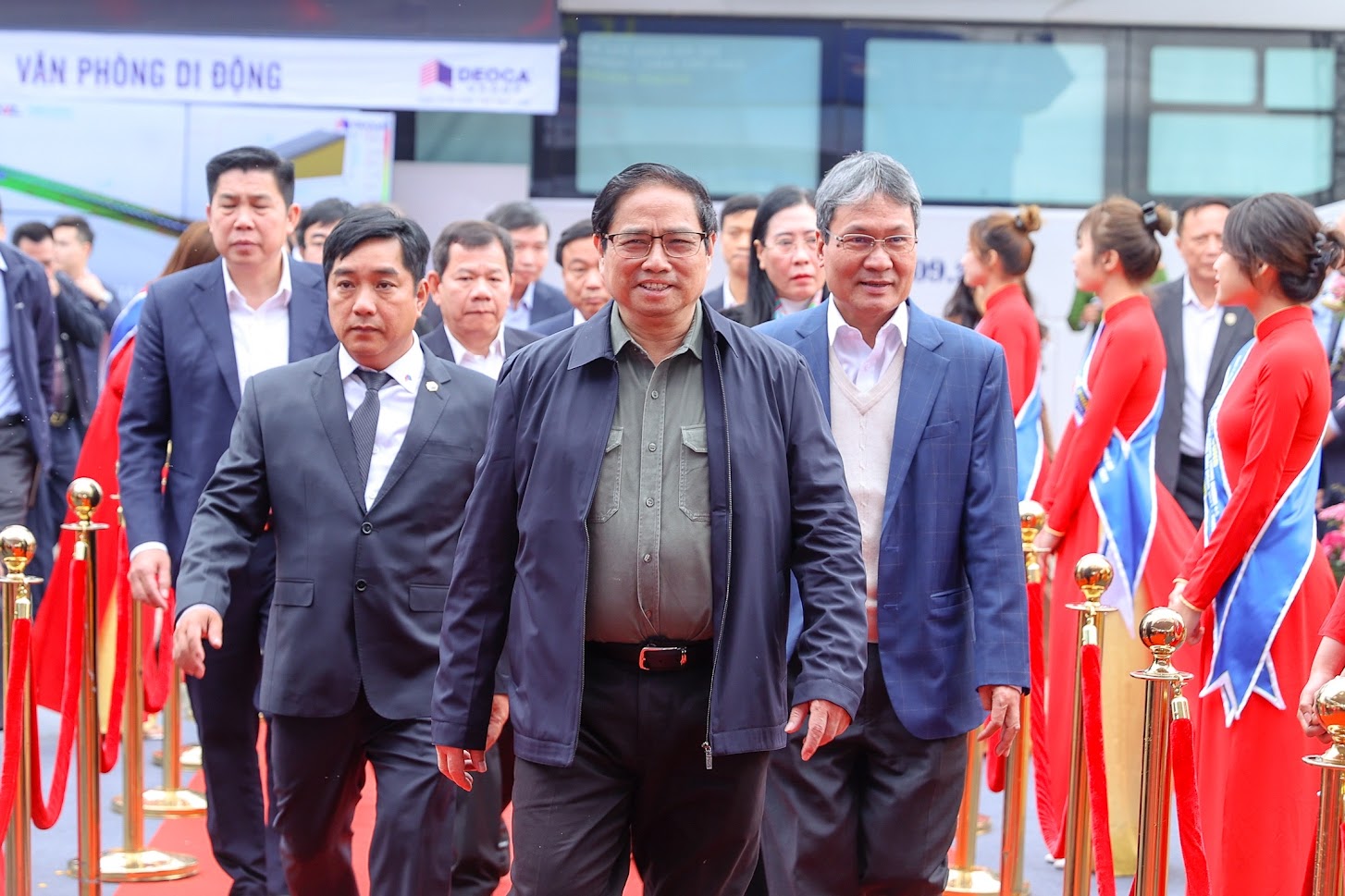 Thủ tướng phát lệnh khởi công đồng loạt 12 dự án cao tốc Bắc-Nam - Ảnh 1. Thủ tướng phát lệnh khởi công đồng loạt 12 dự án cao tốc Bắc-Nam - Ảnh 1.