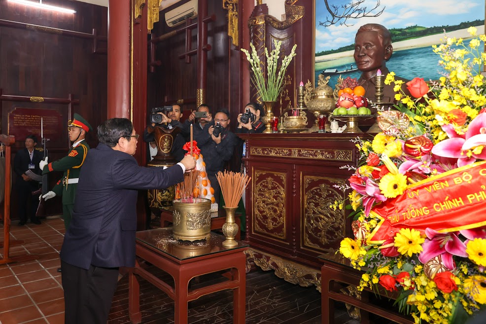 Chùm ảnh: Thủ tướng Phạm Minh Chính dâng hương tưởng niệm cố Thủ tướng Phạm Văn Đồng - Ảnh 2. Chùm ảnh: Thủ tướng Phạm Minh Chính dâng hương tưởng niệm cố Thủ tướng Phạm Văn Đồng - Ảnh 2.