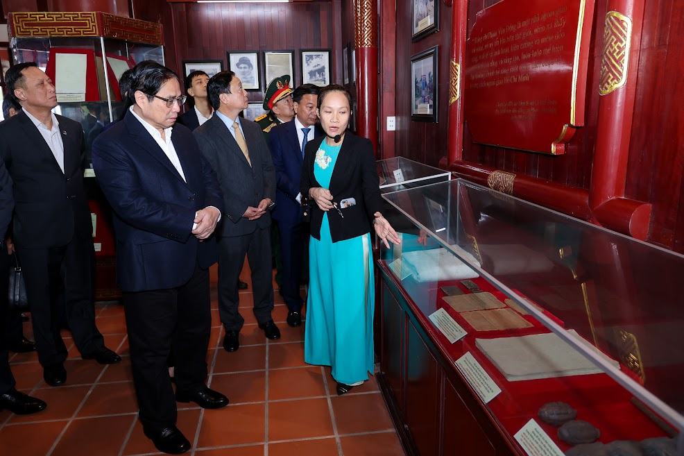 Chùm ảnh: Thủ tướng Phạm Minh Chính dâng hương tưởng niệm cố Thủ tướng Phạm Văn Đồng - Ảnh 4. Chùm ảnh: Thủ tướng Phạm Minh Chính dâng hương tưởng niệm cố Thủ tướng Phạm Văn Đồng - Ảnh 4.
