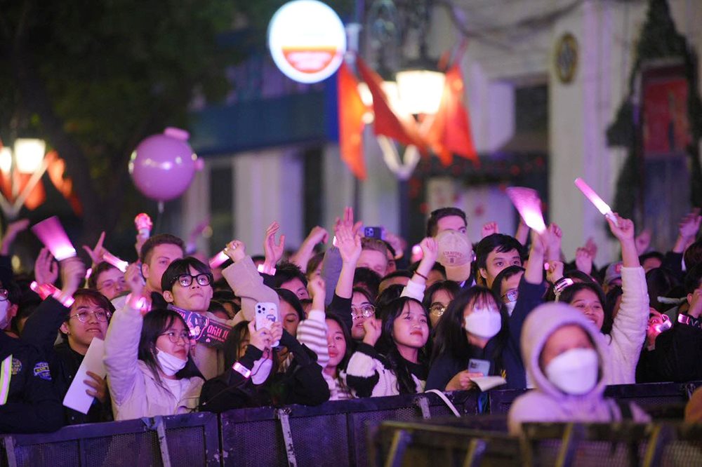 nguoi-dan-ha-noi-chao-2023.jpg