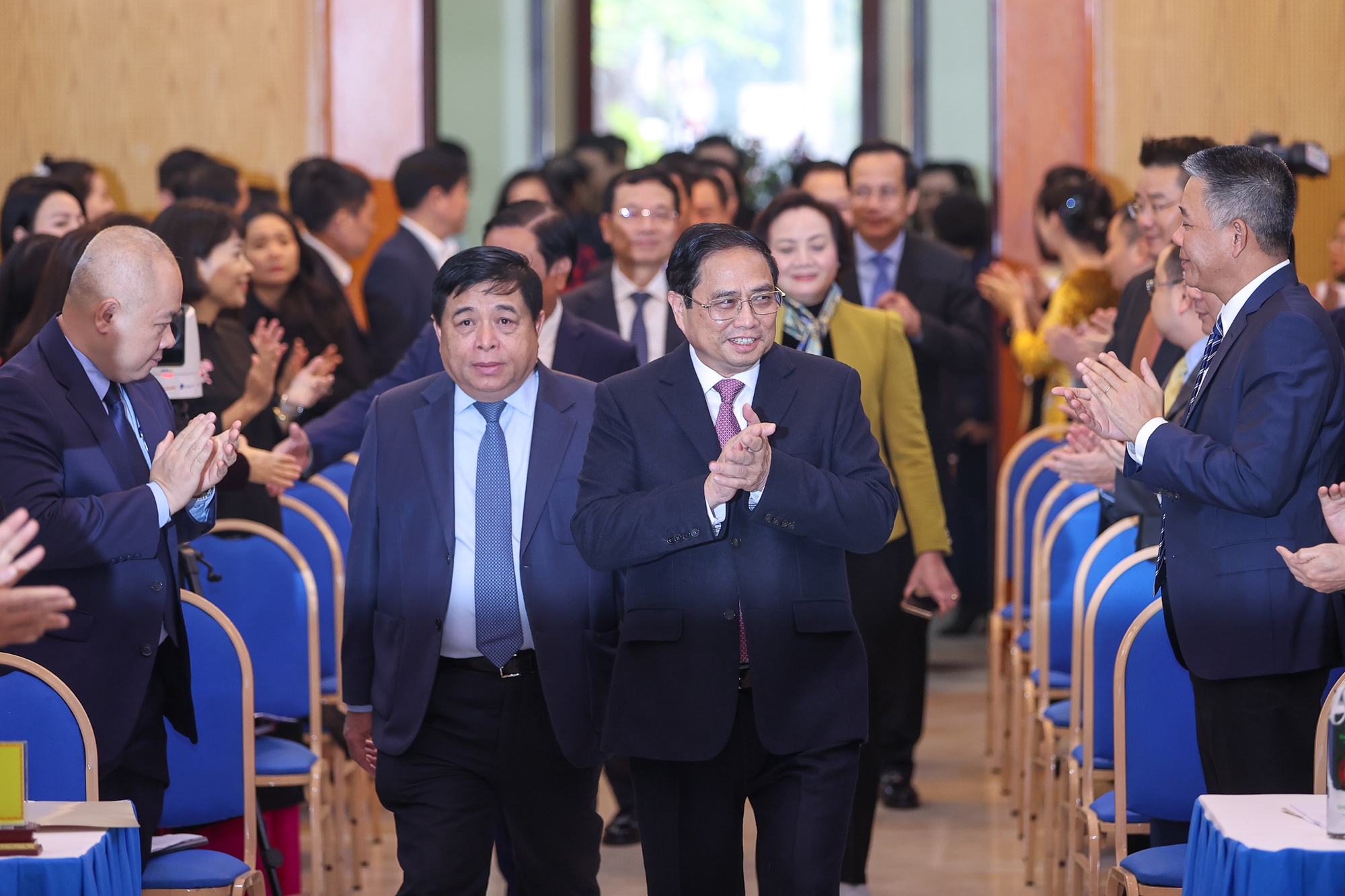 Thủ tướng: Qua các cuộc khủng hoảng, càng thấy rõ yêu cầu xây dựng nền kinh tế độc lập, tự chủ - Ảnh 2. Thủ tướng: Qua các cuộc khủng hoảng, càng thấy rõ yêu cầu xây dựng nền kinh tế độc lập, tự chủ - Ảnh 2.