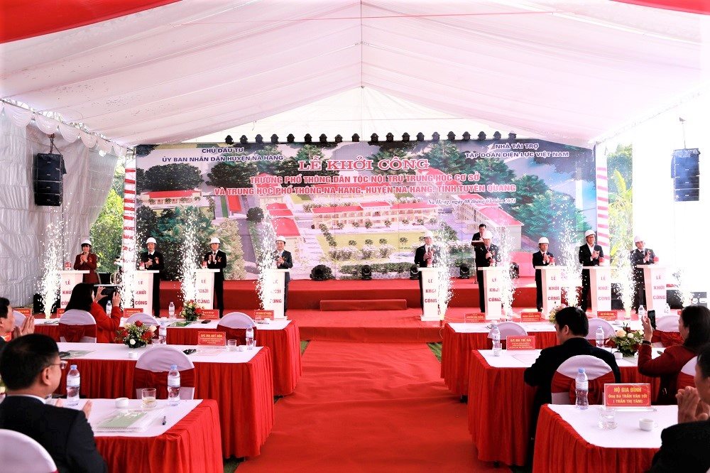 ong-hoang-viet-phuong-pho-chu-tich-ubnd-tinh-cung-cac-dai-bieu-lanh-dao-huyen-na-hang-va-dai-dien-nganh-dien-bam-nut-khoi-cong-du-an.jpg