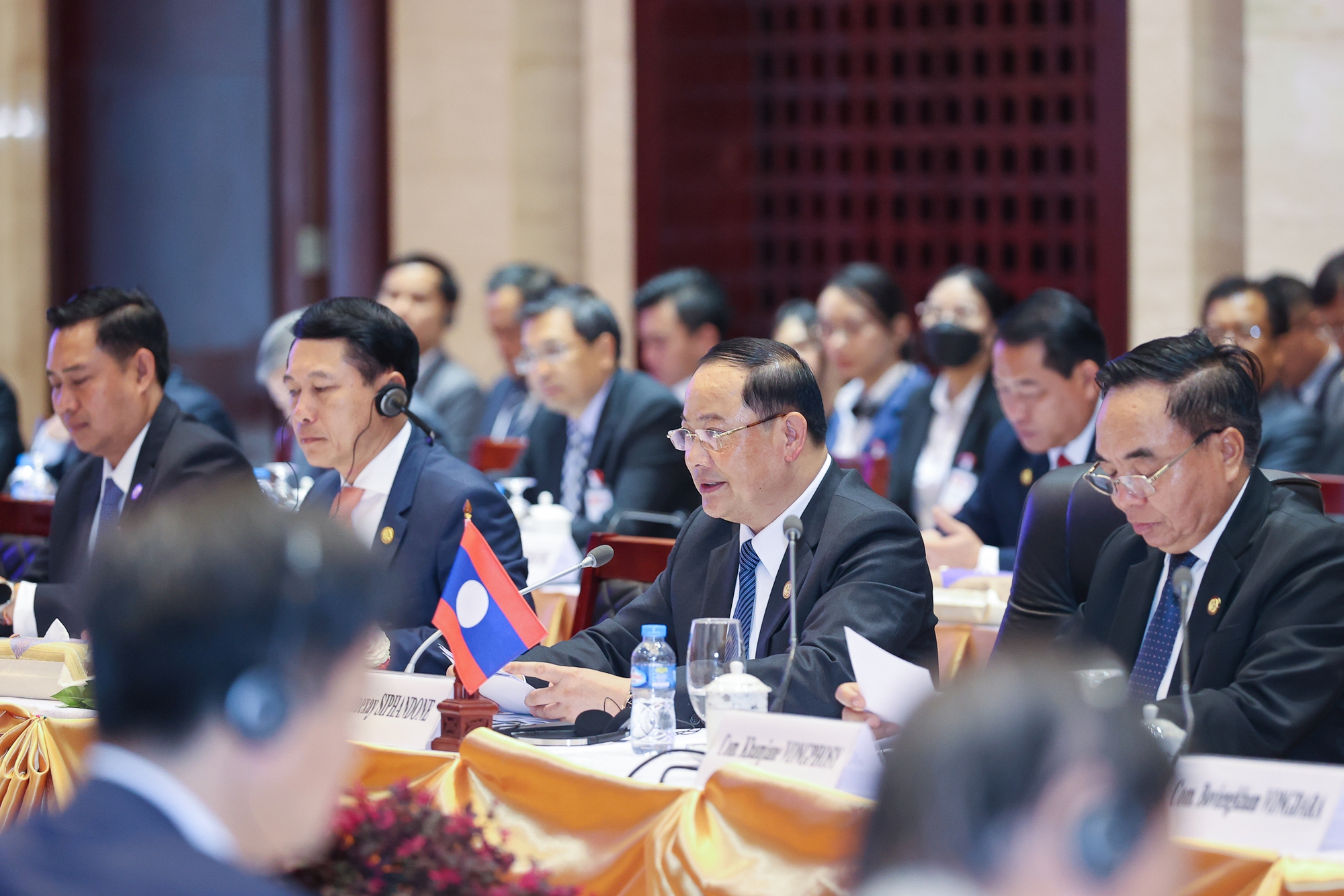 Việt Nam-Lào tăng cường kết nối, hỗ trợ nhau xây dựng nền kinh tế độc lập, tự chủ - Ảnh 3. Việt Nam-Lào tăng cường kết nối, hỗ trợ nhau xây dựng nền kinh tế độc lập, tự chủ - Ảnh 3.