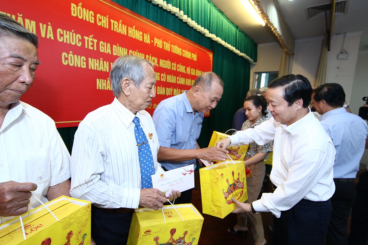 small_pttg-tran-hong-ha-tang-qua.jpg