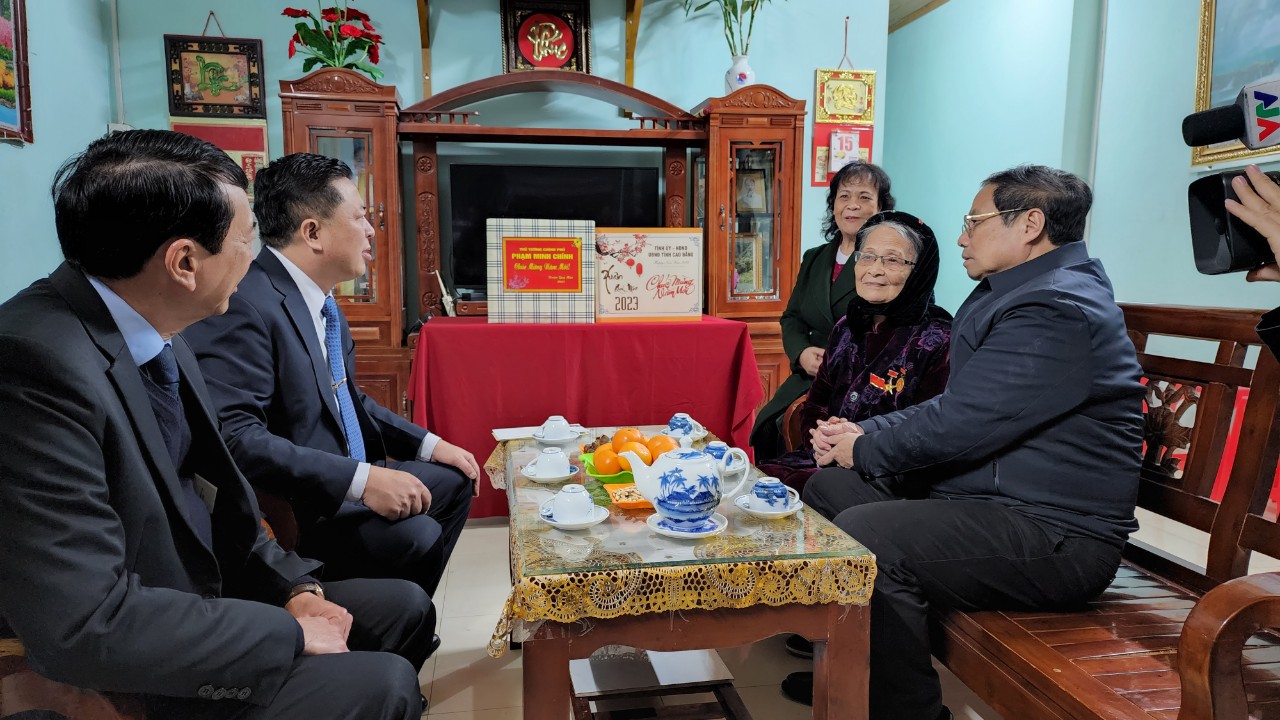 Thủ tướng thăm, chúc Tết mẹ Việt Nam anh hùng, đồng bào, chiến sĩ tại vùng biên giới Cao Bằng - Ảnh 13. Thủ tướng thăm, chúc Tết mẹ Việt Nam anh hùng, đồng bào, chiến sĩ tại vùng biên giới Cao Bằng - Ảnh 13.