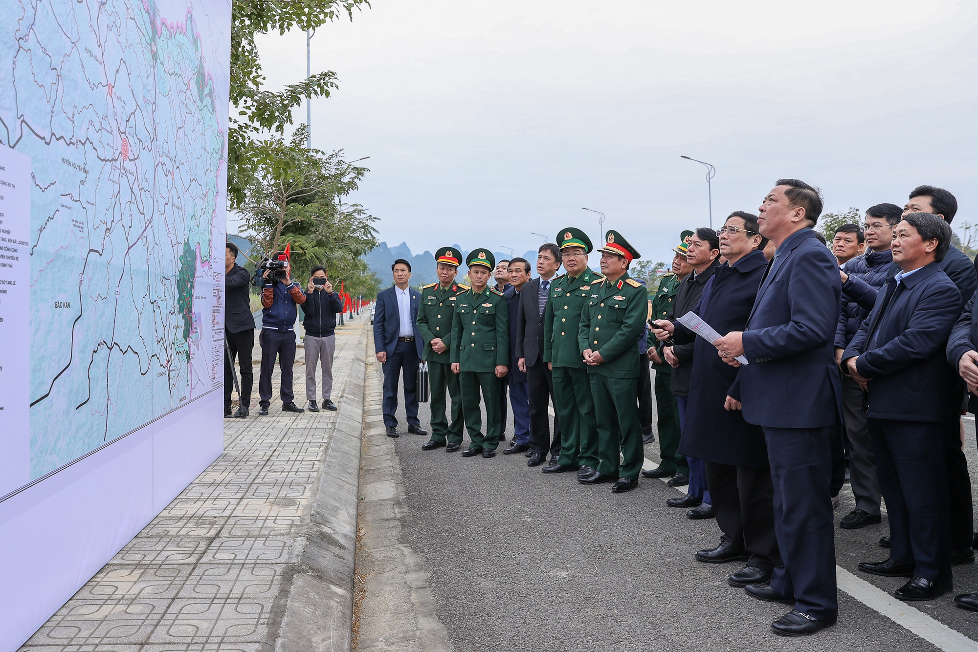 Thủ tướng thăm, chúc Tết mẹ Việt Nam anh hùng, đồng bào, chiến sĩ tại vùng biên giới Cao Bằng - Ảnh 10. Thủ tướng thăm, chúc Tết mẹ Việt Nam anh hùng, đồng bào, chiến sĩ tại vùng biên giới Cao Bằng - Ảnh 10.