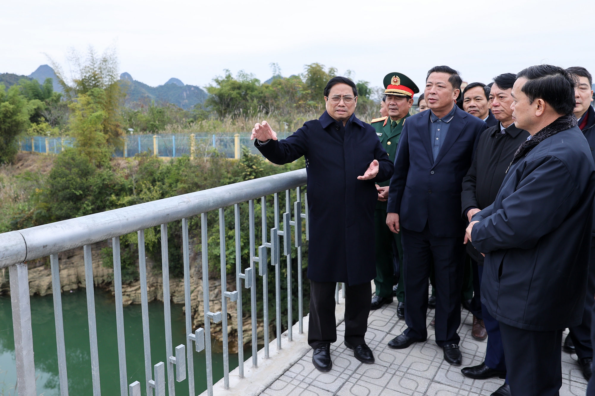 Thủ tướng thăm, chúc Tết mẹ Việt Nam anh hùng, đồng bào, chiến sĩ tại vùng biên giới Cao Bằng - Ảnh 11. Thủ tướng thăm, chúc Tết mẹ Việt Nam anh hùng, đồng bào, chiến sĩ tại vùng biên giới Cao Bằng - Ảnh 11.