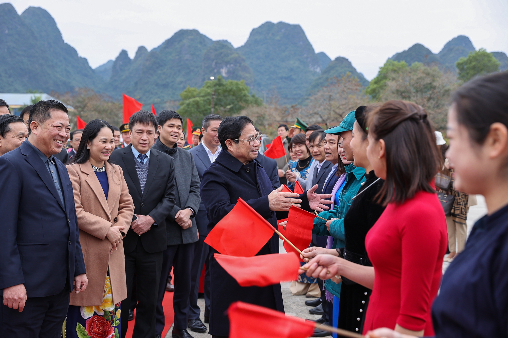 Thủ tướng thăm, chúc Tết mẹ Việt Nam anh hùng, đồng bào, chiến sĩ tại vùng biên giới Cao Bằng - Ảnh 1. Thủ tướng thăm, chúc Tết mẹ Việt Nam anh hùng, đồng bào, chiến sĩ tại vùng biên giới Cao Bằng - Ảnh 1.