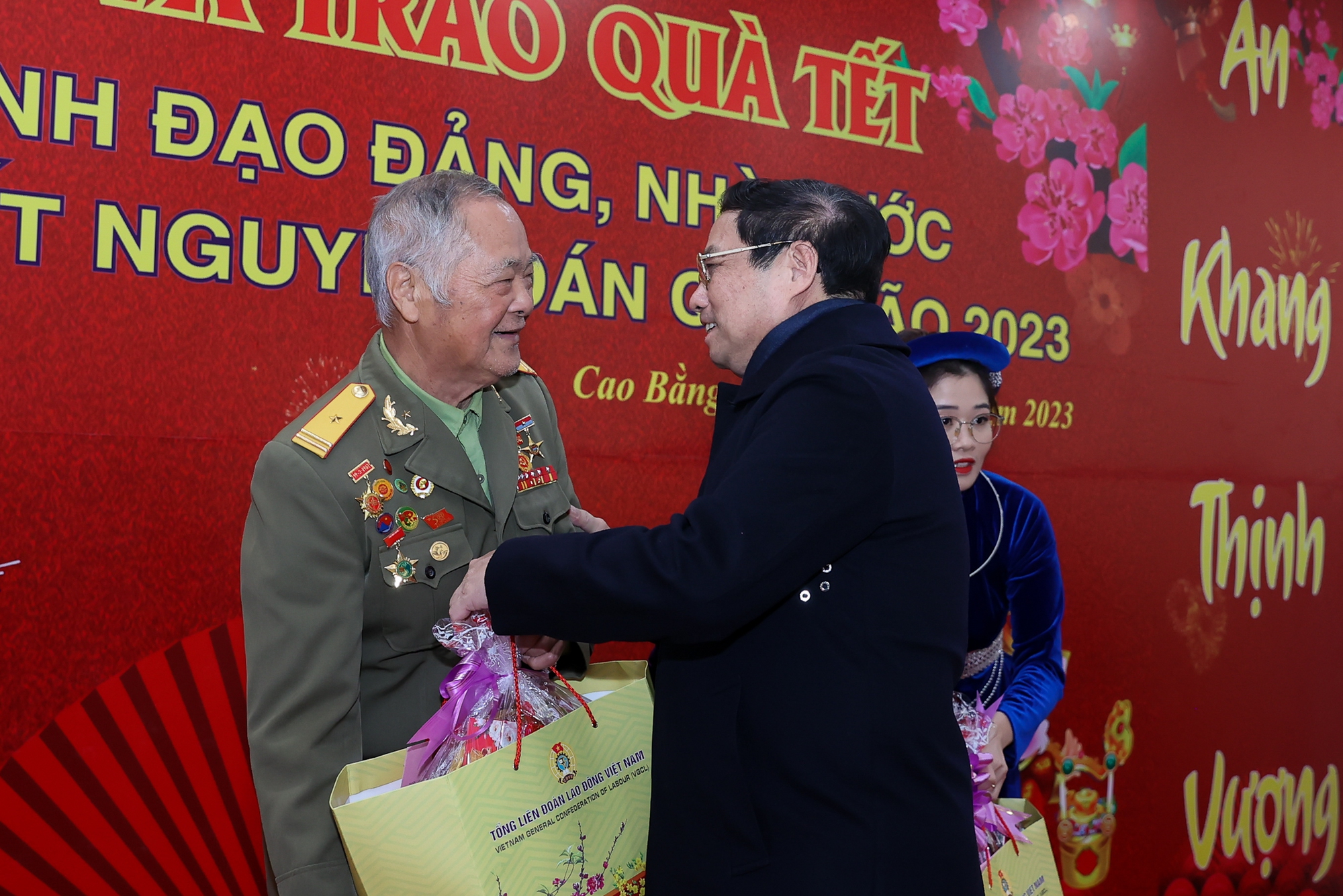 Thủ tướng thăm, chúc Tết mẹ Việt Nam anh hùng, đồng bào, chiến sĩ tại vùng biên giới Cao Bằng - Ảnh 3. Thủ tướng thăm, chúc Tết mẹ Việt Nam anh hùng, đồng bào, chiến sĩ tại vùng biên giới Cao Bằng - Ảnh 3.
