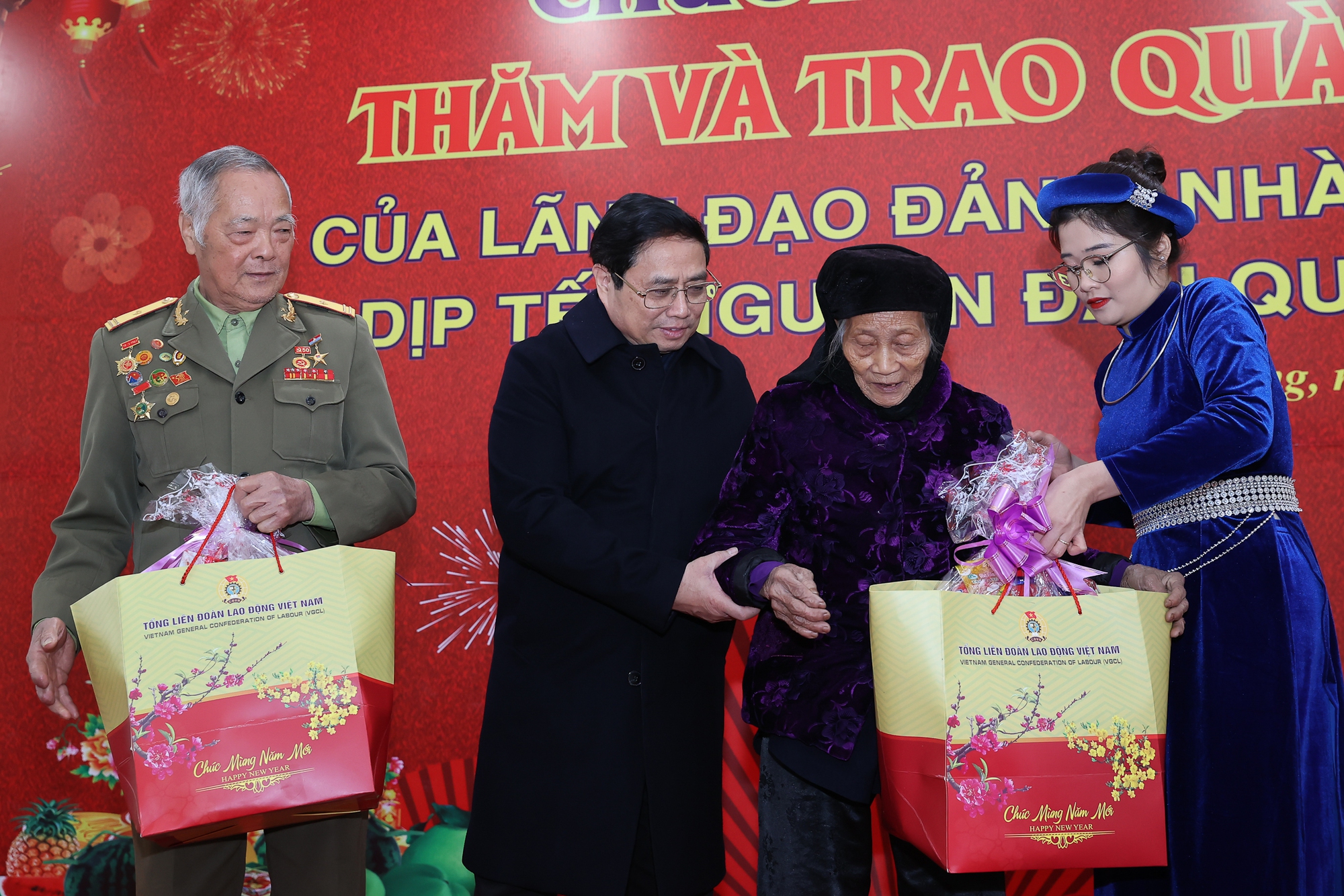 Thủ tướng thăm, chúc Tết mẹ Việt Nam anh hùng, đồng bào, chiến sĩ tại vùng biên giới Cao Bằng - Ảnh 4. Thủ tướng thăm, chúc Tết mẹ Việt Nam anh hùng, đồng bào, chiến sĩ tại vùng biên giới Cao Bằng - Ảnh 4.
