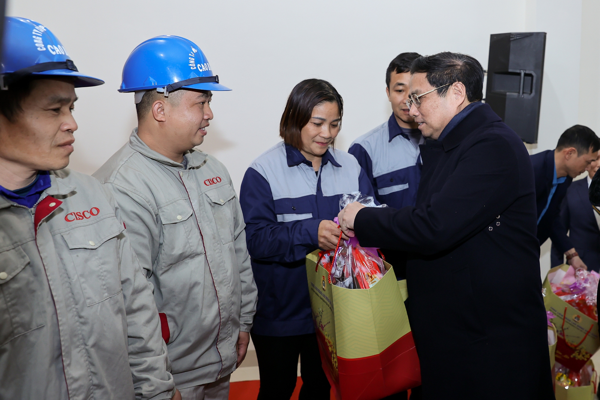 Thủ tướng thăm, chúc Tết mẹ Việt Nam anh hùng, đồng bào, chiến sĩ tại vùng biên giới Cao Bằng - Ảnh 5. Thủ tướng thăm, chúc Tết mẹ Việt Nam anh hùng, đồng bào, chiến sĩ tại vùng biên giới Cao Bằng - Ảnh 5.