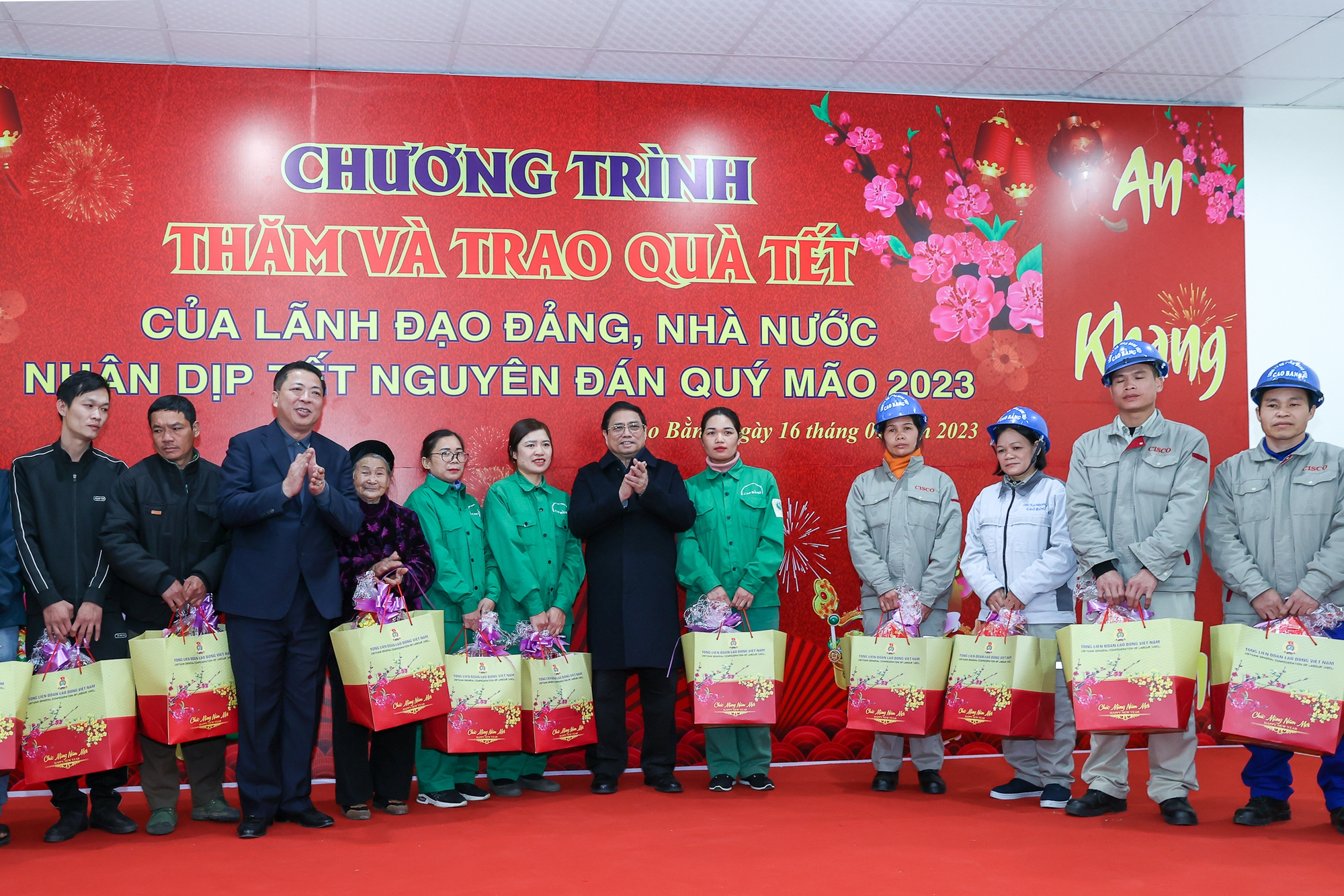 Thủ tướng thăm, chúc Tết mẹ Việt Nam anh hùng, đồng bào, chiến sĩ tại vùng biên giới Cao Bằng - Ảnh 6. Thủ tướng thăm, chúc Tết mẹ Việt Nam anh hùng, đồng bào, chiến sĩ tại vùng biên giới Cao Bằng - Ảnh 6.