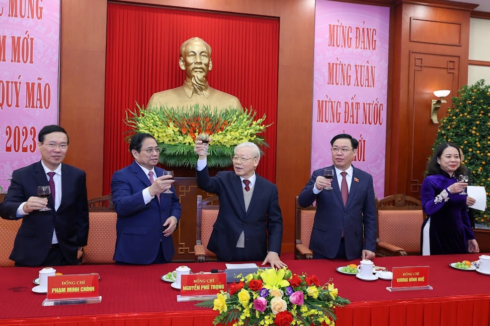 Tổng Bí thư Nguyễn Phú Trọng chúc Tết lãnh đạo, nguyên lãnh đạo Đảng, Nhà nước - Ảnh 4. Tổng Bí thư Nguyễn Phú Trọng chúc Tết lãnh đạo, nguyên lãnh đạo Đảng, Nhà nước - Ảnh 4.